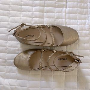 Gold Stevie’s fancy sandals! Kids size 3. Sparkly Gold!